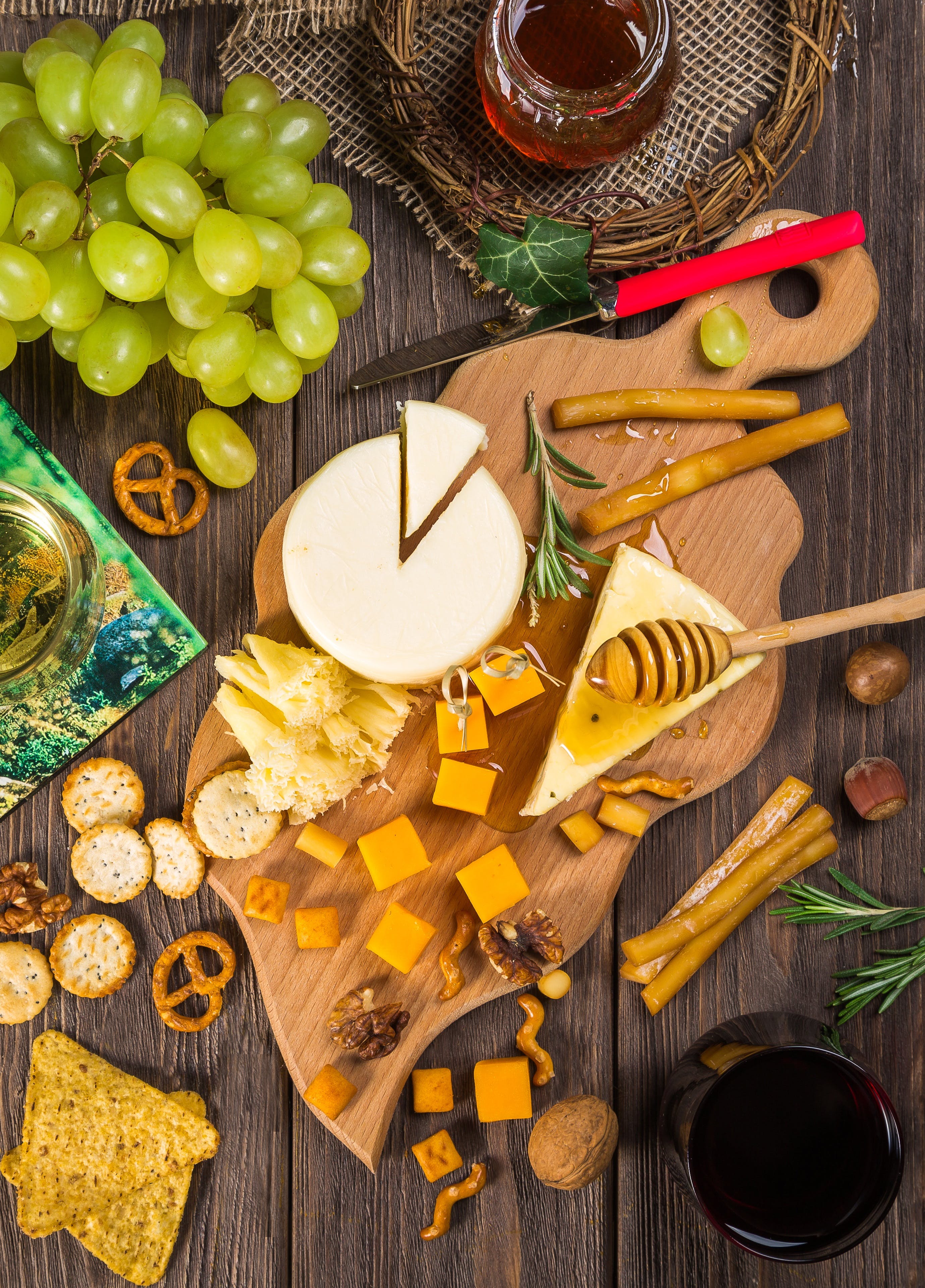 Cheese Harmony: Red Wine vs. White Wine Pairings